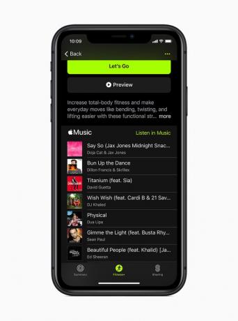 Playlist Apple Fitness+ využívající Apple Music.