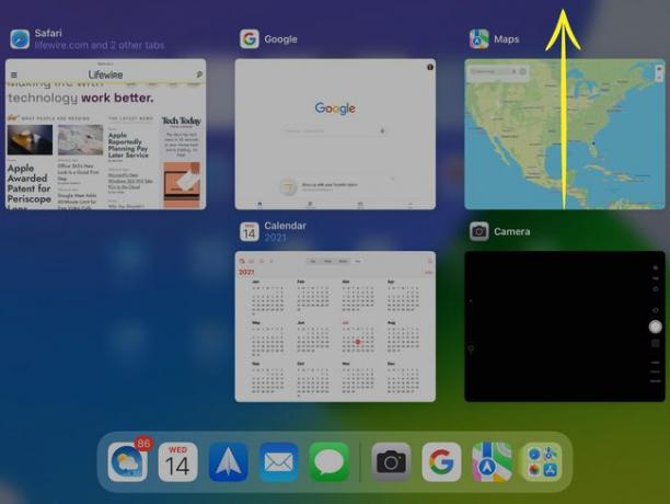 iPad App Switcher ja Maps-sovellus korostettuna ylöspäin osoittavalla nuolella, joka osoittaa pyyhkäisemisen. liikettä