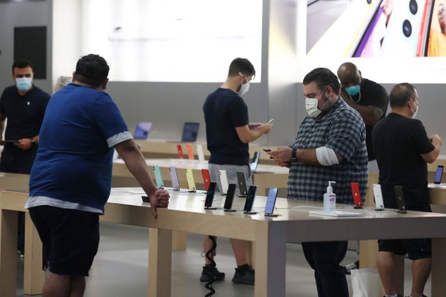 고객이 뉴욕 가든 시티의 루즈벨트 필드 몰에 있는 Apple 매장에서 쇼핑하고 있습니다.