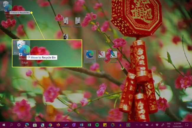يتم سحب رمز سطح مكتب Windows 10 إلى سلة المحذوفات.