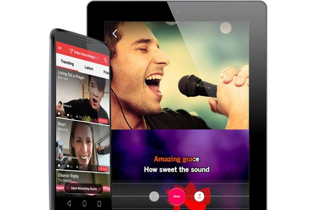 Redkaraoke의 노래방 소프트웨어를 보여주는 스마트폰 및 태블릿