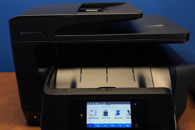 Una HP OfficeJet Pro 8710 con el panel de control activo y WiFi habilitado (área superior derecha del panel de control)