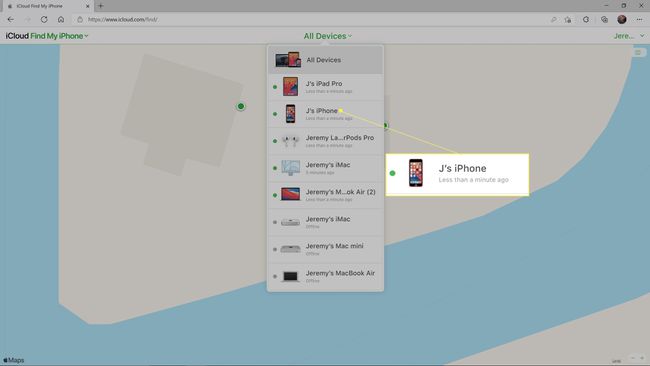 تم تمييز iPhone الخاص بـ J في Find My على موقع iCloud.