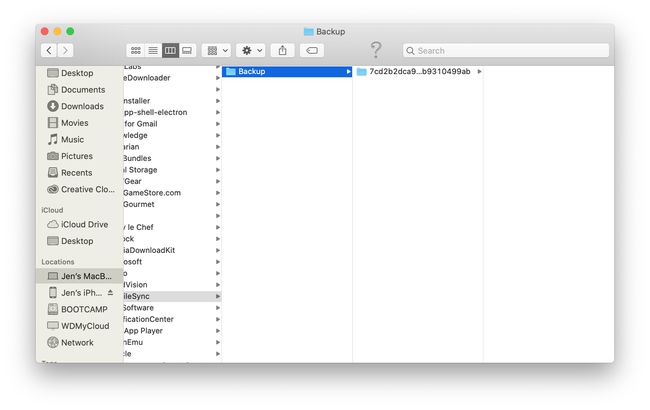 MacOS Finder-venster met iPhone-back-uplocatie gemarkeerd
