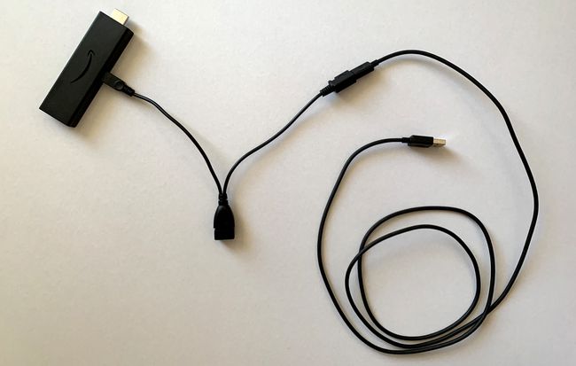 Amazon Fire Stick, USB-adapterkabel en oplaadkabel.