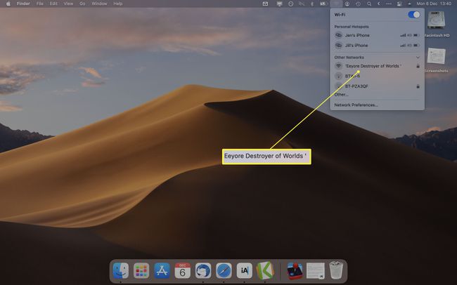 МацОС десктоп са ви-фи мрежама наведеним на траци менија и једна је истакнута.