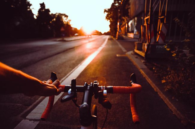 道路で自転車に乗る人