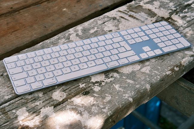 Apple Magic Keyboard med Touch ID til Mac på et træbord