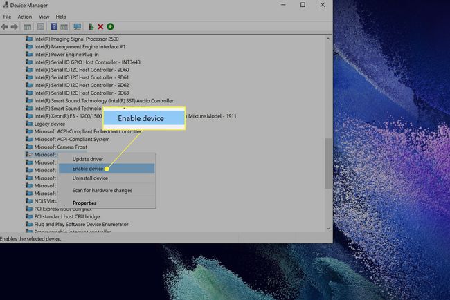 Диспечер на устройства за Windows 10, показващ записи на устройства с камера на Microsoft Surface с маркирано Активиране на устройството