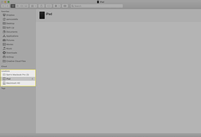 جهاز iPad في نافذة Finder أسفل قسم الموقع في الشريط الجانبي.