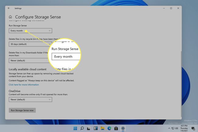 Nastavení Storage Sense se zvýrazněnou možností Run Storage Sense Every Month