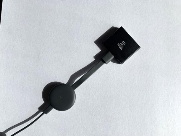 Un dispositivo Chromecast conectado a un divisor HDMI.