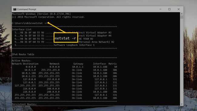 netstat -r en el símbolo del sistema de Windows 10