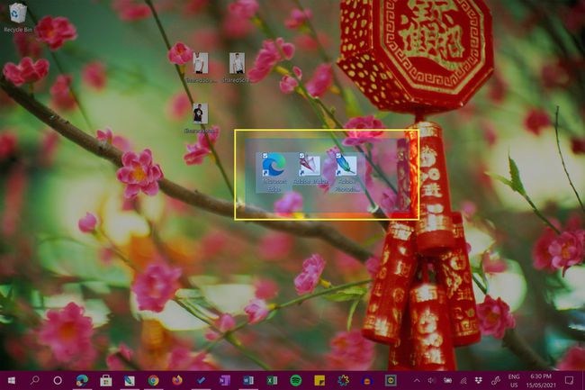 Kolme kuvaketta valitaan Windows 10 -työpöydällä.