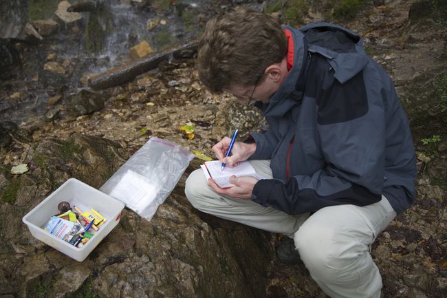 Mees täidab geopeituse logiraamatut.