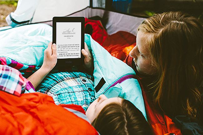 Les campeurs lisent sur un Kindle Paperwhite 2015