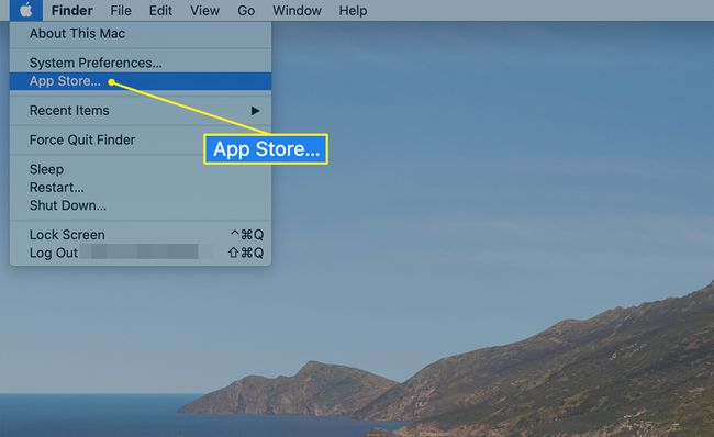 Appleメニューの下でAppStoreが強調表示されたMacデスクトップ