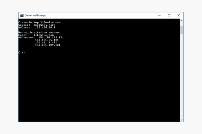 polecenie „nslookup lifewire.com” w wierszu polecenia systemu Windows 10