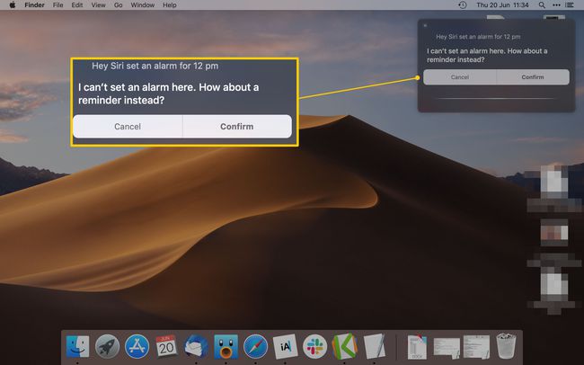 سطح مكتب Mac يعرض Siri وهو يعد تذكيرًا