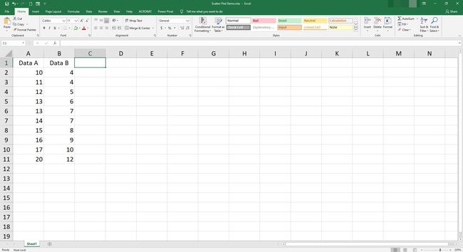 Du duomenų stulpeliai „Excel“.