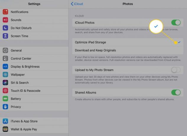 قسم الصور في إعدادات iCloud مع تحديد بجانب تحسين تخزين iPad المميز