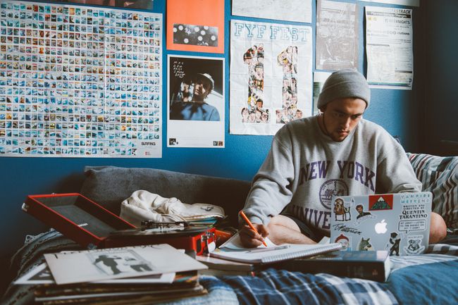 Un estudiante universitario que usa Internet en su dormitorio.