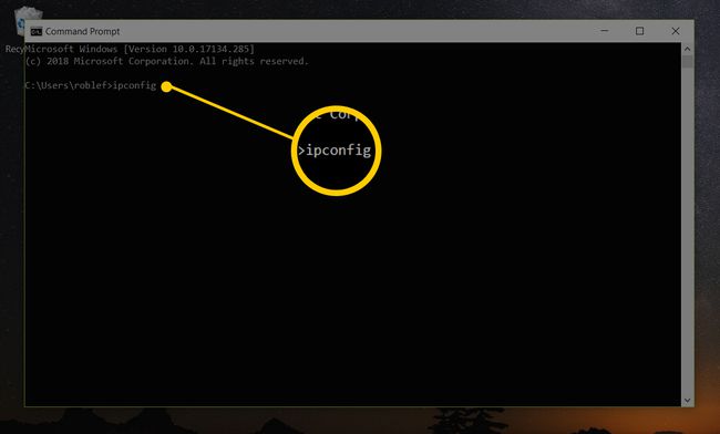 Captura de pantalla de la aplicación de símbolo del sistema en Windows 10 que muestra el comando ipconfig