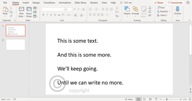 Een screenshot met een watermerk verplaatst naar de achterkant van een dia in PowerPoint