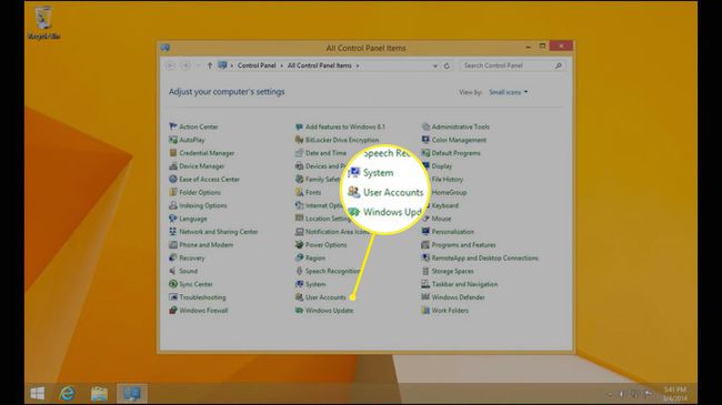 Otevřete ovládací panel Windows 8 a nastavte Zobrazit podle na Malé ikony a poté vyberte Uživatelské účty.