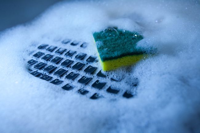 Sabunlu su altında bir bilgisayar klavyesinin fotoğrafı