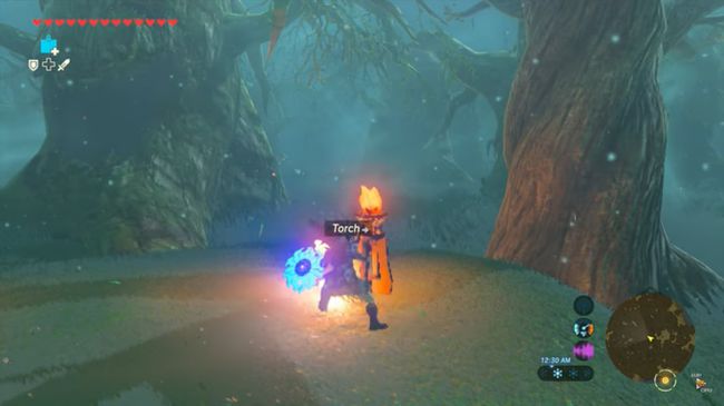 Link zapálí pochodeň ve hře Zelda: BOTW