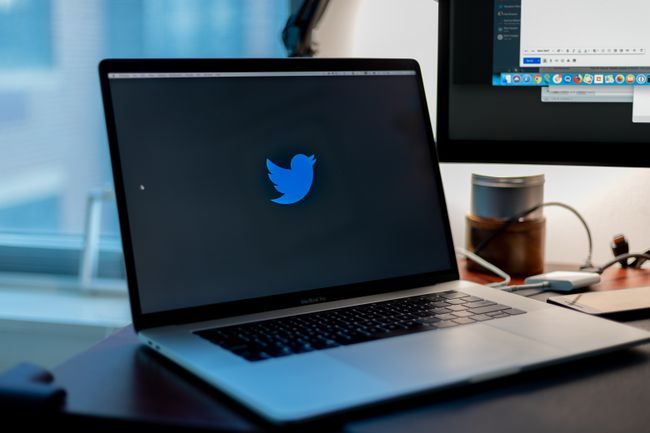 Twitter logo na laptopu