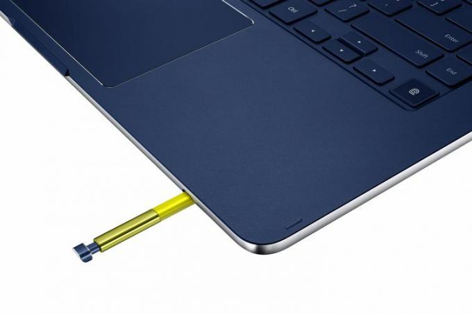 Близък план на Galaxy S Pen в Samsung Notebook 9 Pro.