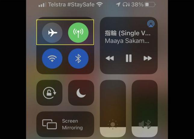 iPhone'i seaded, kus Wi-Fi ja lennukirežiim on esile tõstetud.