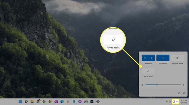 Tlačítko Focus assist zvýrazněné na hlavním panelu Windows.