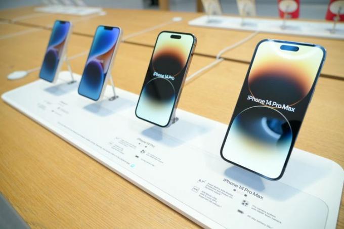 カウンターに並ぶiPhone 14シリーズ