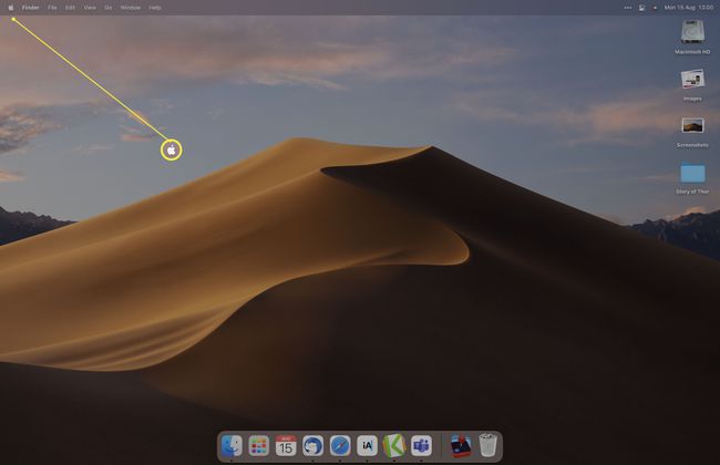 تم تمييز سطح مكتب Mac مع رمز Apple في القائمة.