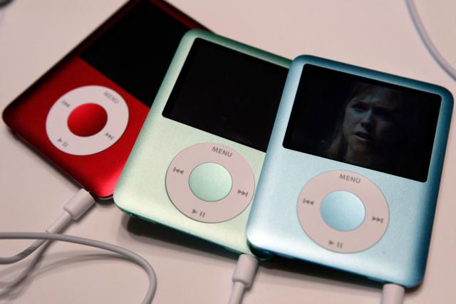 Три iPod Nano на столе