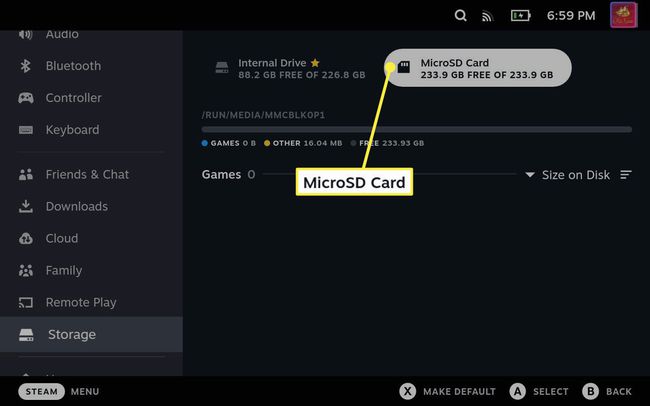 Cartão MicroSD destacado em um Steam Deck.