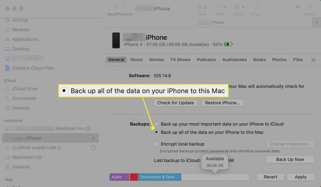 „Mac Finder“ su atsargine visų „iPhone“ duomenų kopijavimu pasirinktame „Mac“ kompiuteryje