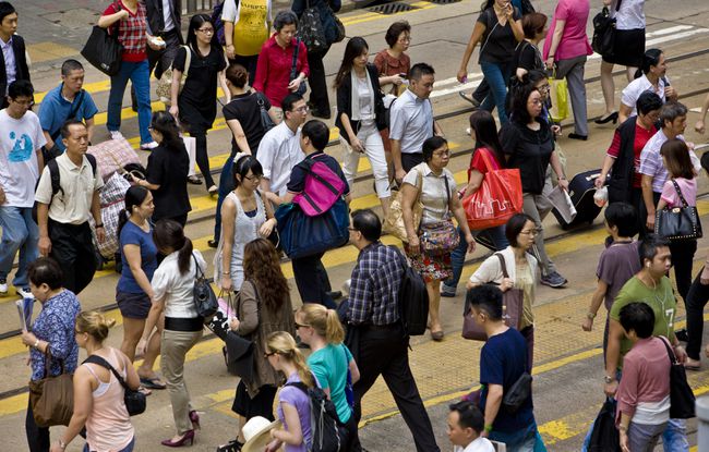 Una imagen de una multitud de personas cruzando la calle en Hong Kong, China.