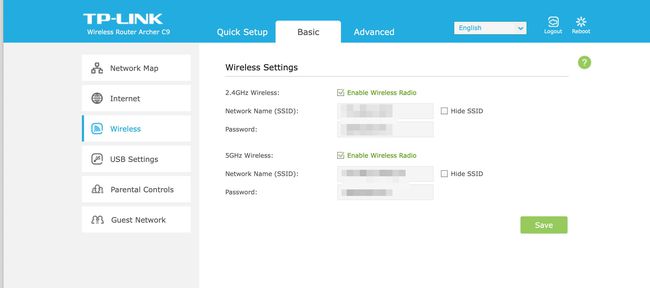 Página de configuración del enrutador que muestra las contraseñas y el nombre de la red