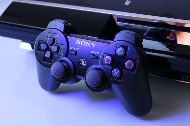 „PlayStation“ valdiklis rėmėsi PS konsolėje.