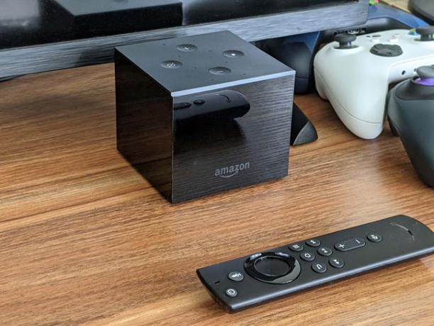 Pirms iestatīšanas novietojiet Fire TV Cube televizora tuvumā.