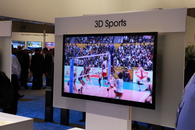 CES 부스에서 스포츠를 보여주는 3DTV