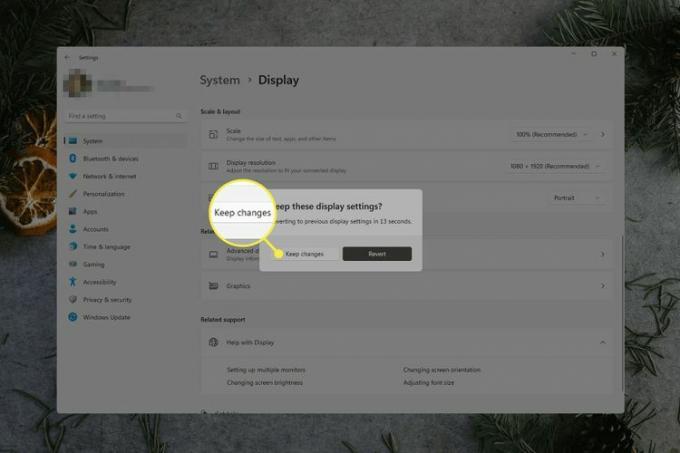 Tlačítko „Zachovat změny“ zvýrazněné v nastavení zobrazení Windows 11.