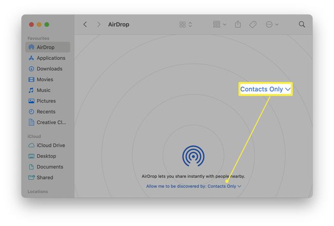 تفتح نافذة AirDrop على macOS مع تمييز إعدادات قابلية الاكتشاف.