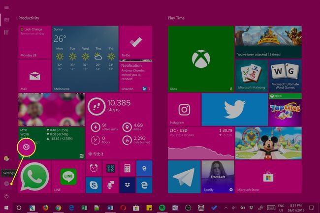 Windows 10 Başlat Menüsü, Ayarlar dişlisi vurgulanmış olarak tam ekran modunda