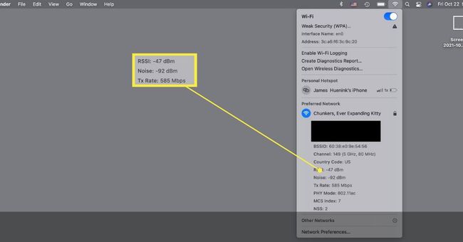 La intensidad de la señal (RSSI) y la tasa de transferencia (Tx) en el escritorio MacOS con el menú Wi-Fi hacia abajo. 