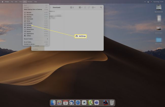 سطح مكتب MacOS مع تمييز AirDrop في قائمة Finder.